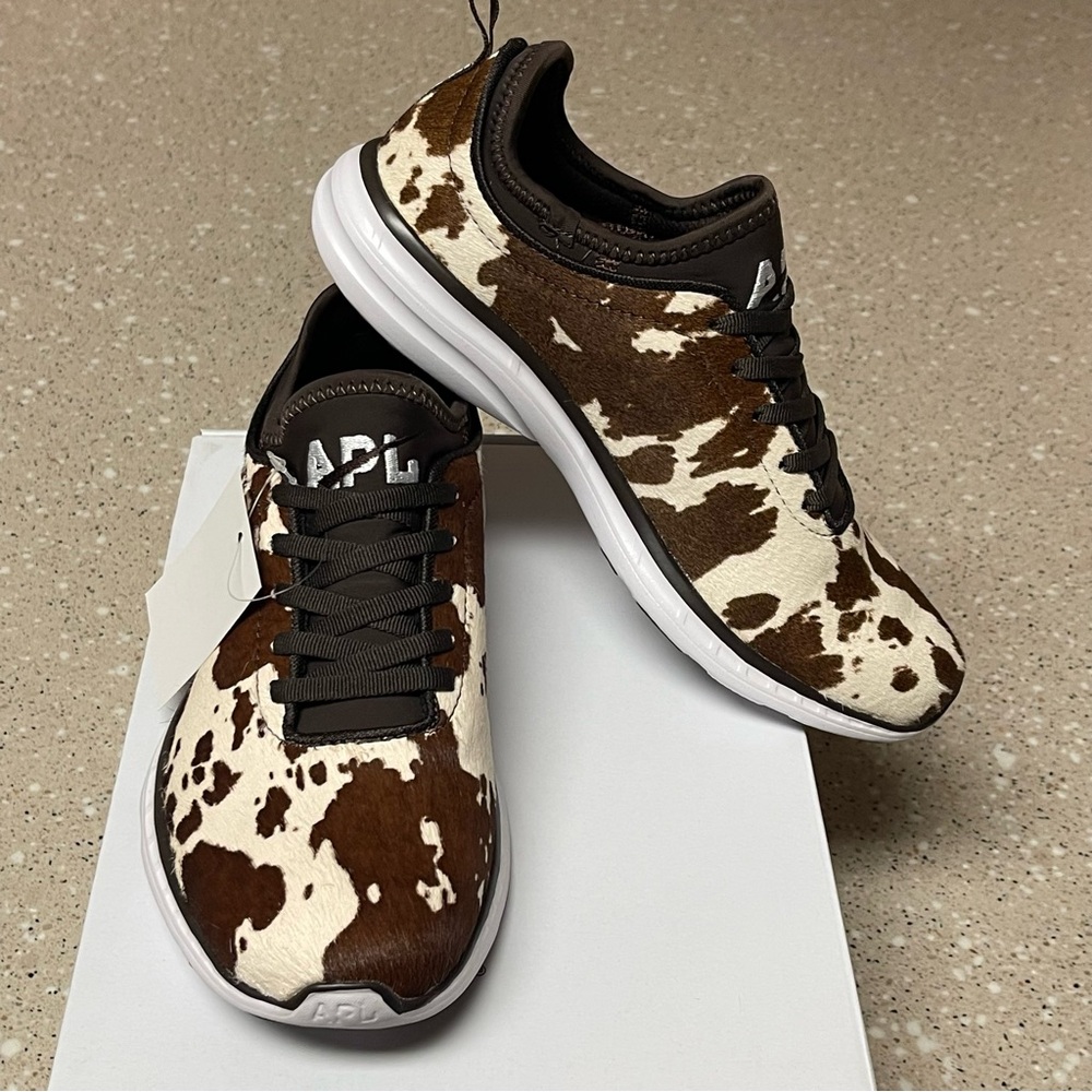 New In Box Women’s APL Athletic Propulsion Labs Iconic Phantom Size 8 Cow Print